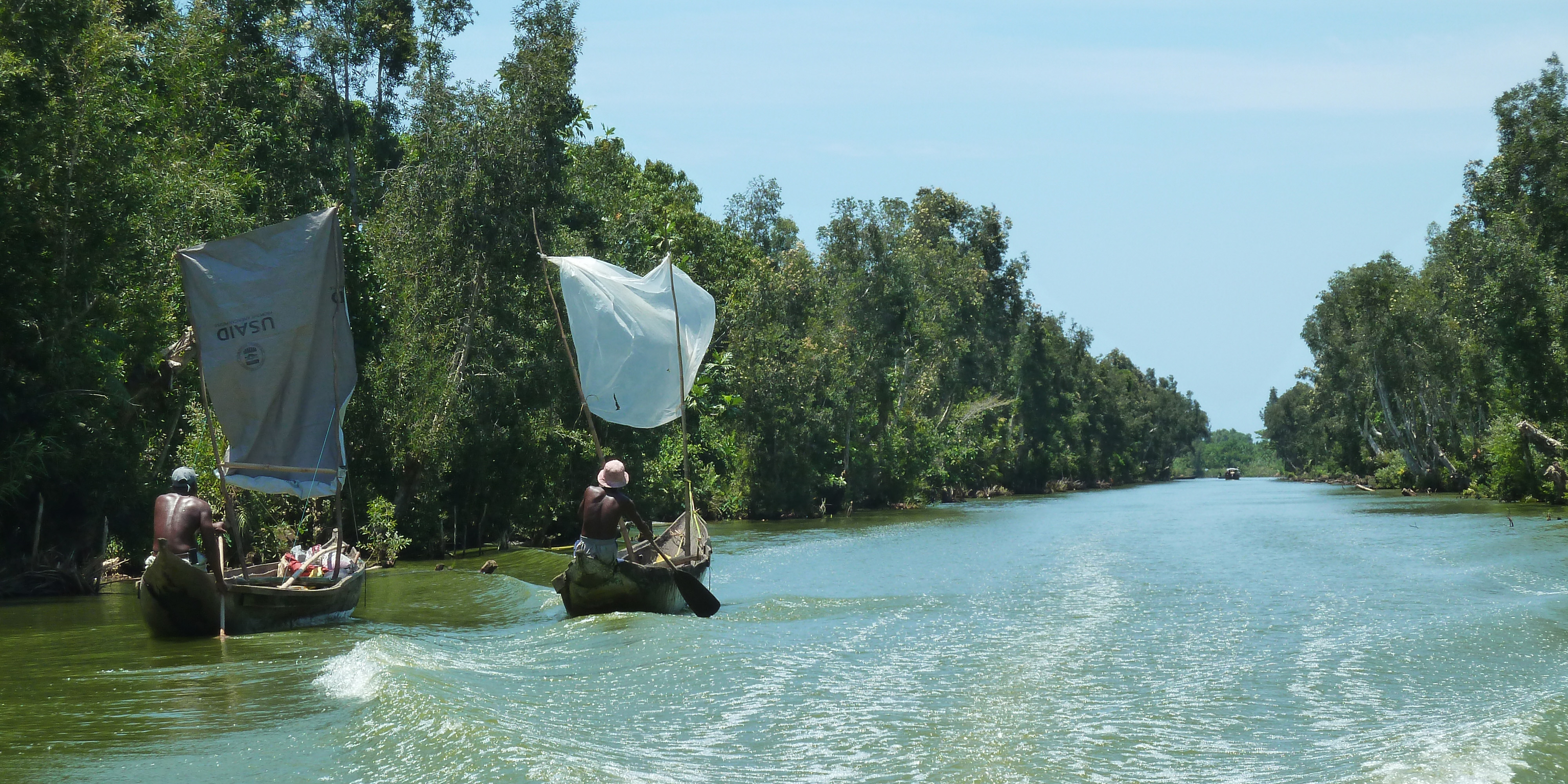 Canal de Pangalanes.
                 In de loop van de dag vaar je naar Tamatave, de grootste havenstad van Madagaskar. 
                 De boottocht door het Canal de Pangalanes duurt ruim twee uur. Onderweg zie hoe de 
                 bevolking leeft in kleine nederzettingen aan de oevers en zie je vrouwen de was doen 
                 en mannen hun visnetten binnenhalen.
